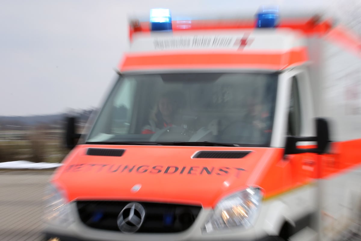 Junger-Fu-g-nger-von-Auto-erfasst-Stra-e-am-Elbepark-nach-schwerem-Unfall-gesperrt