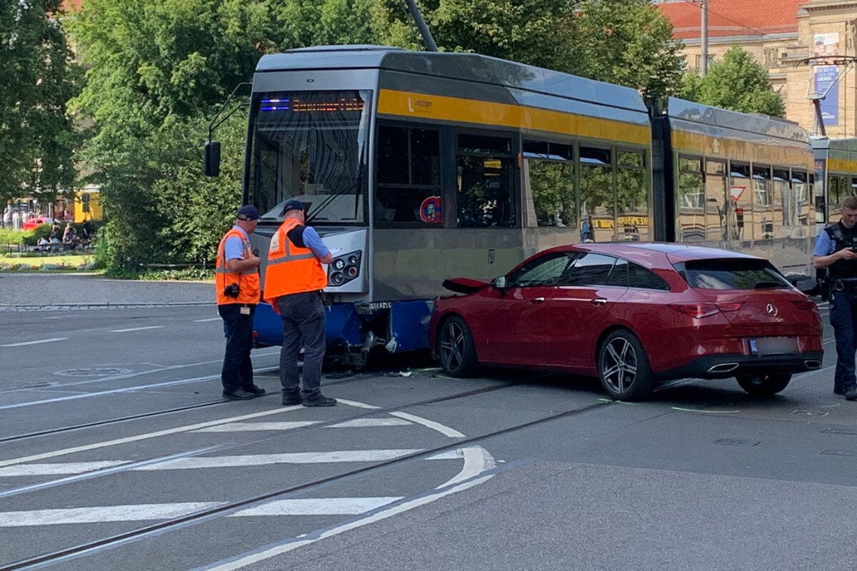 Unfall vor Hauptbahnhof: Auto und Tram krachen ineinander!