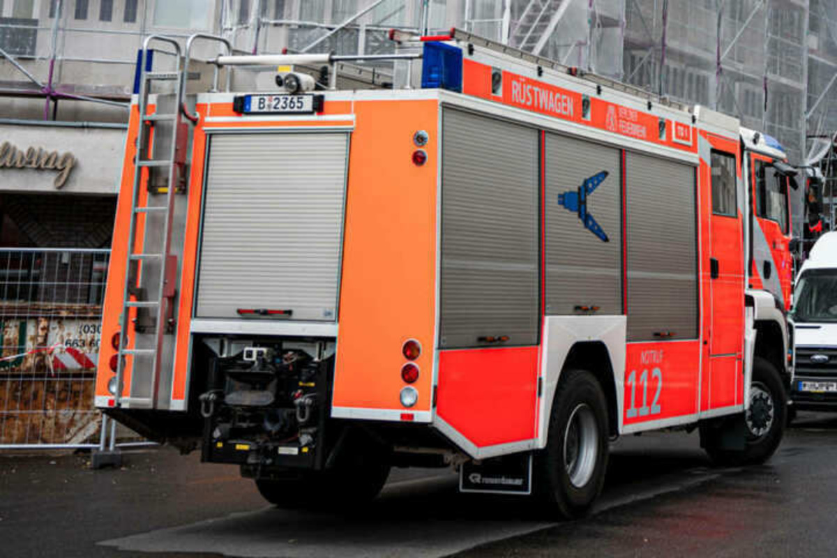 Brand in Wohnhaus in Friedrichsfelde: Eine tote Person, mehrere Menschen verletzt