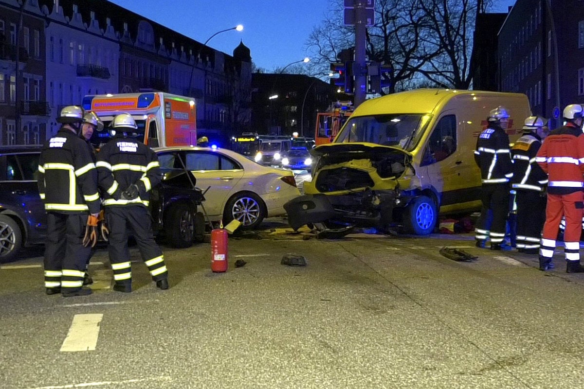 Drei Autos Krachen Auf Kreuzung In Hamburg Ineinander: Auch Großvater ...