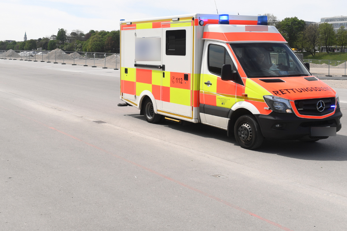 auto prallt bei unfall frontal gegen mauer zwei tote drei schwerverletzte tag24