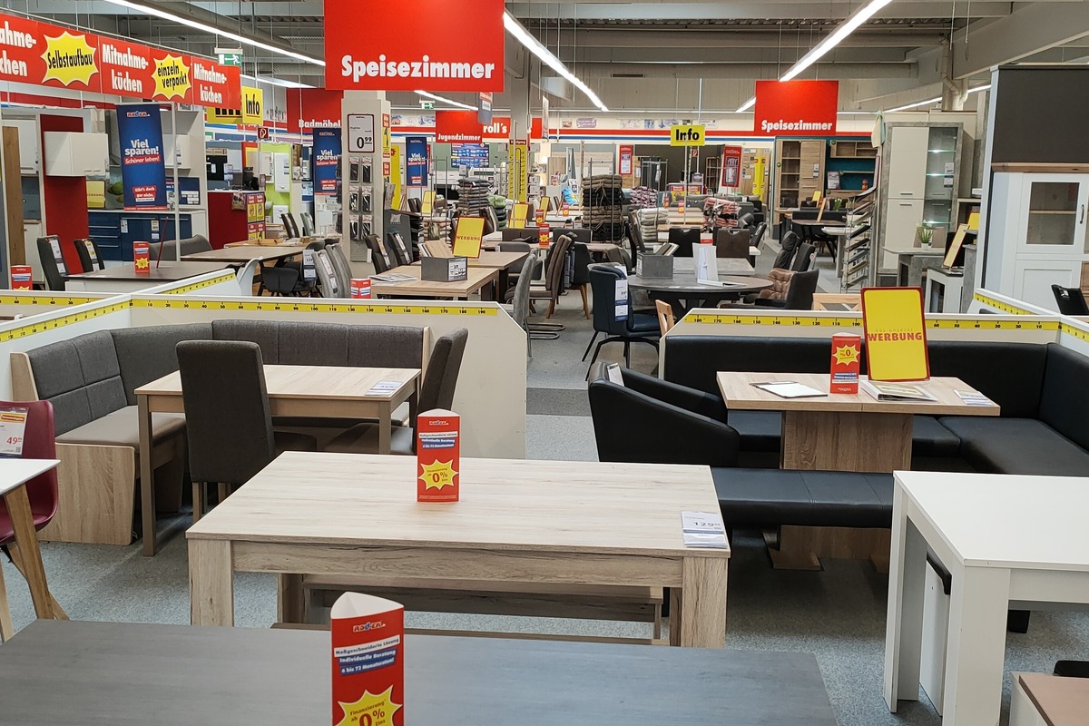 In Zöllnitz gibt's bei Roller Möbel bis Samstag (6.11.) Sofas, Betten