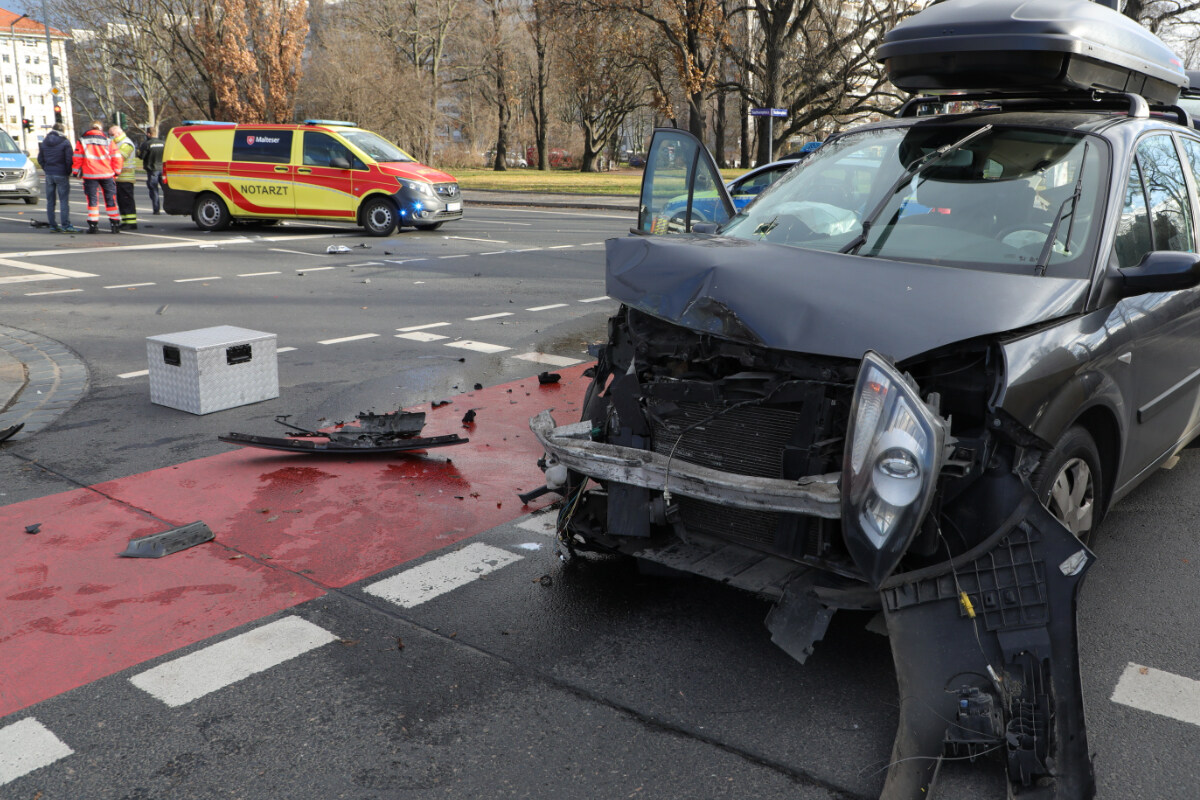 Unfall an Weihnachten: Krankenwagen stößt mit Auto zusammen