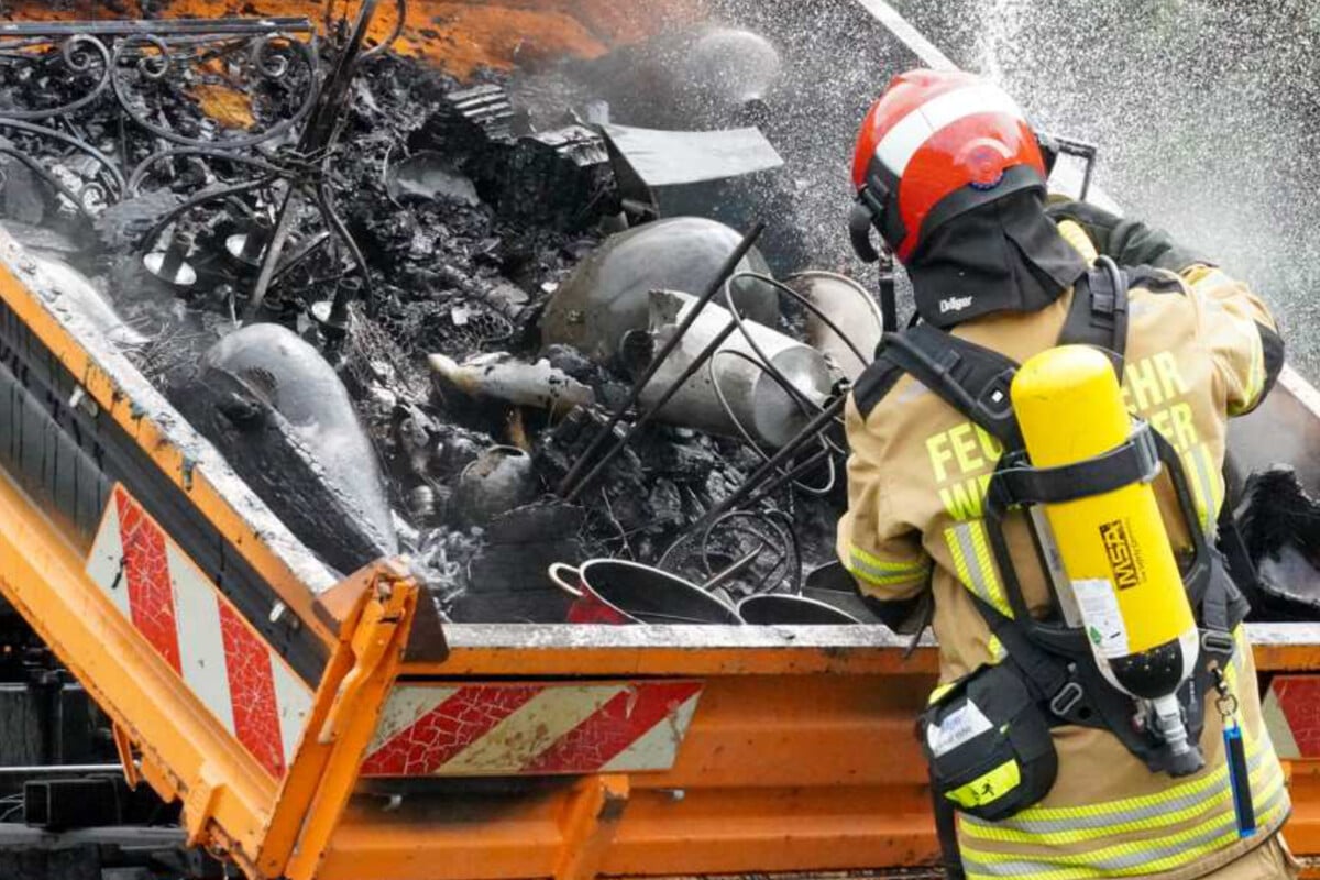 Plötzlich brennt die Ladefläche: Feuer auf Pritschenwagen sorgt für Vollsperrung