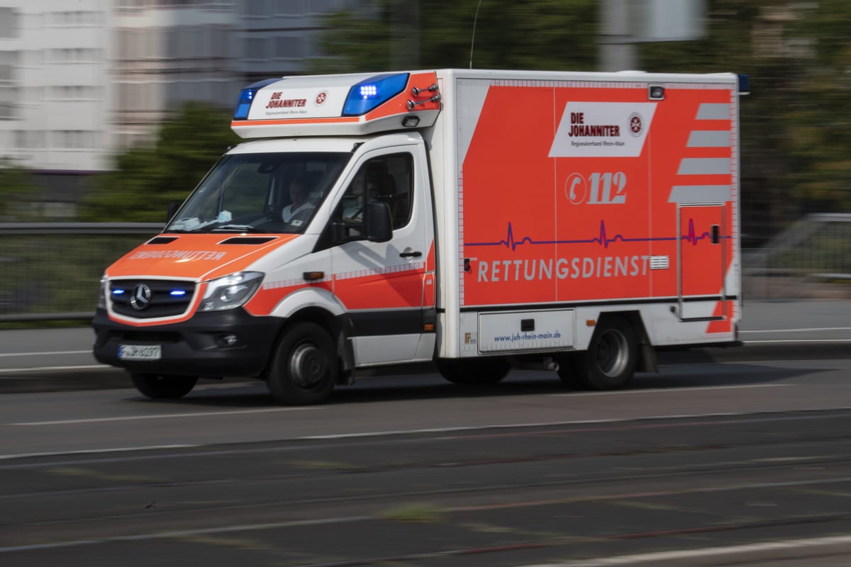 T-ter-pfuschen-am-Rettungswagen-w-hrend-des-Einsatzes-