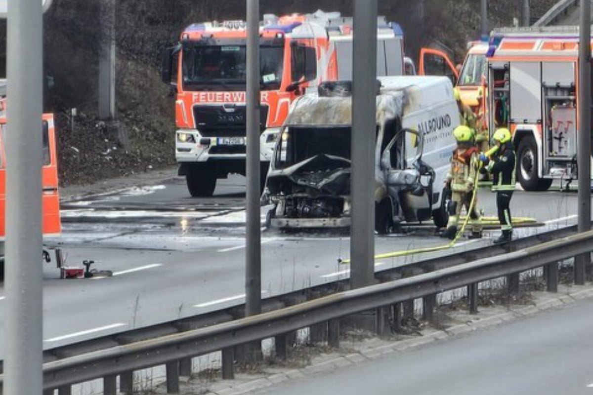 Mitten auf der A100: Transporter geht in Flammen auf