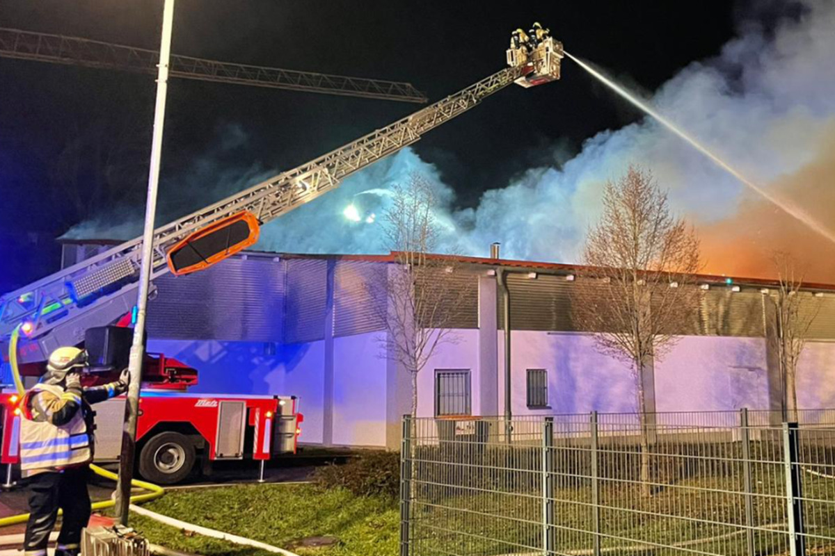 Böller lösen Brand in Lagerhalle mit Feuerwerk aus: Zwei Menschen verletzt