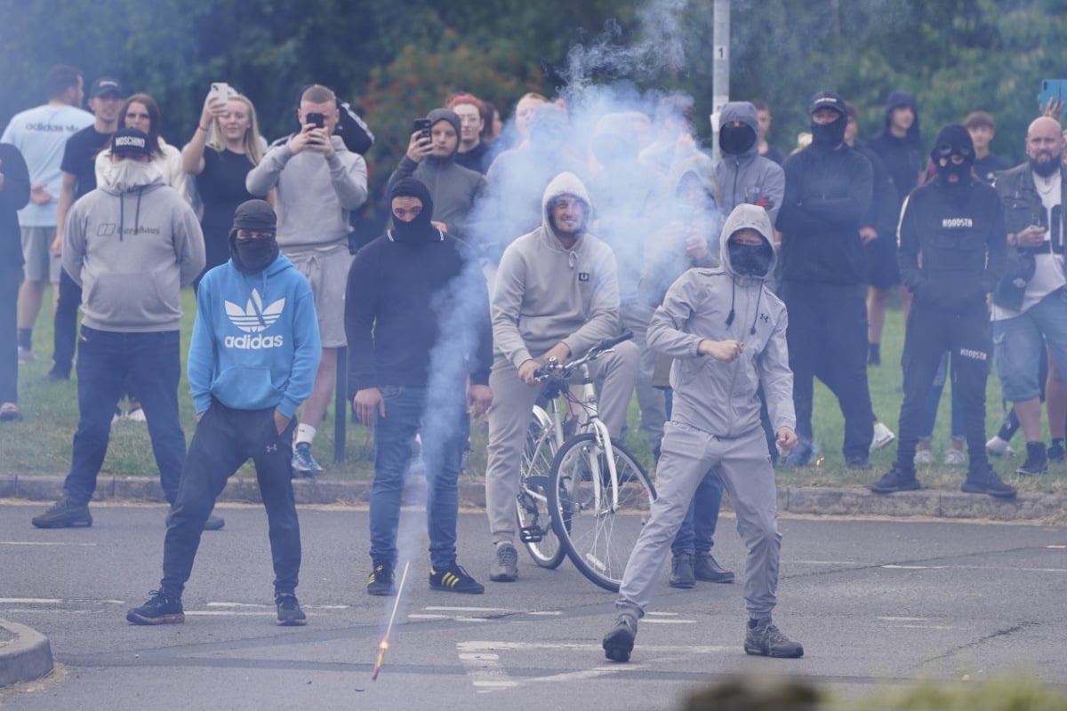 Krawalle in Großbritannien: Demonstrant geht auf TV-Reporterin los