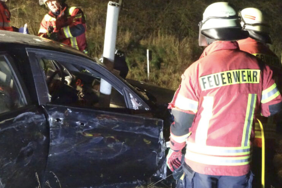 Eisenstange bohrt sich bei A7-Unfall durch BMW und verfehlt Fahrer nur knapp