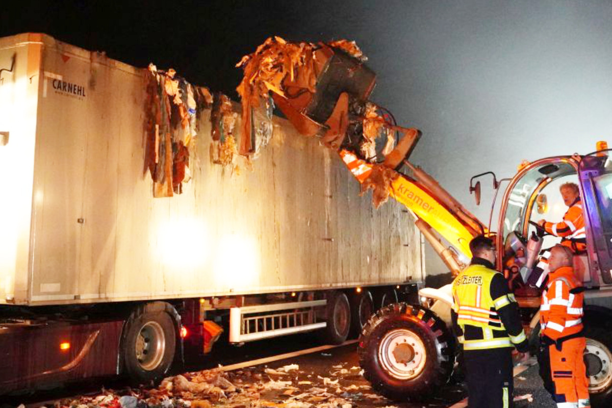Brennender Lkw sorgt für Stau-Chaos auf Autobahn: Feuerwehr greift zu kurioser Maßnahme