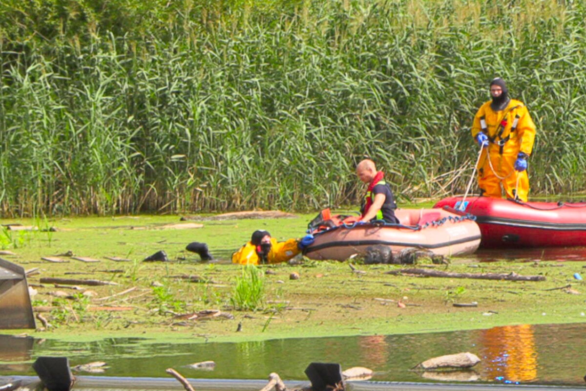 Einsatz am Elsterwehr: Feuerwehr zieht Leiche aus dem Wasser