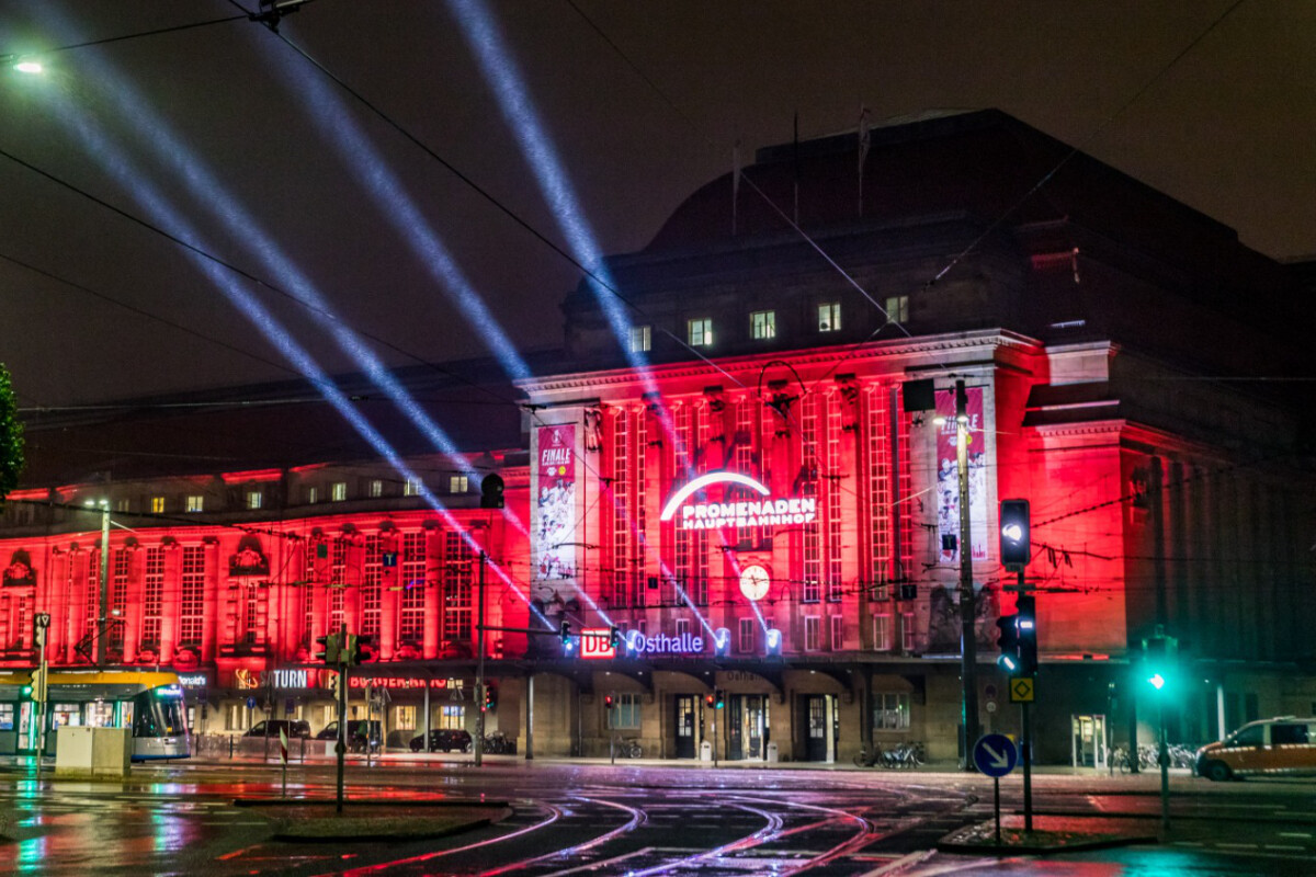 Erleuchteter Bahnhof & Plakate auf Rädern: Was ist bloß in Leipzig los?