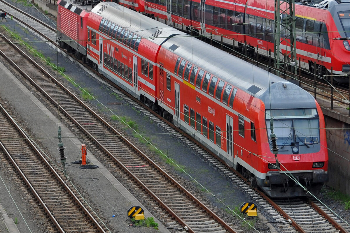 Bahn-Chaos vor Rammstein-Konzert: Brennender Baum legt Züge lahm