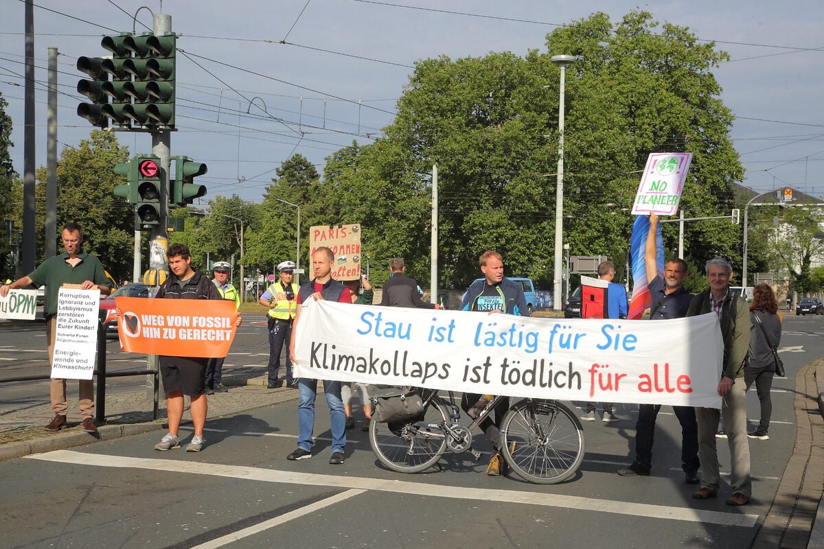Aktivisten-Blockade im Berufsverkehr: Kreuzung am Albertplatz dicht
