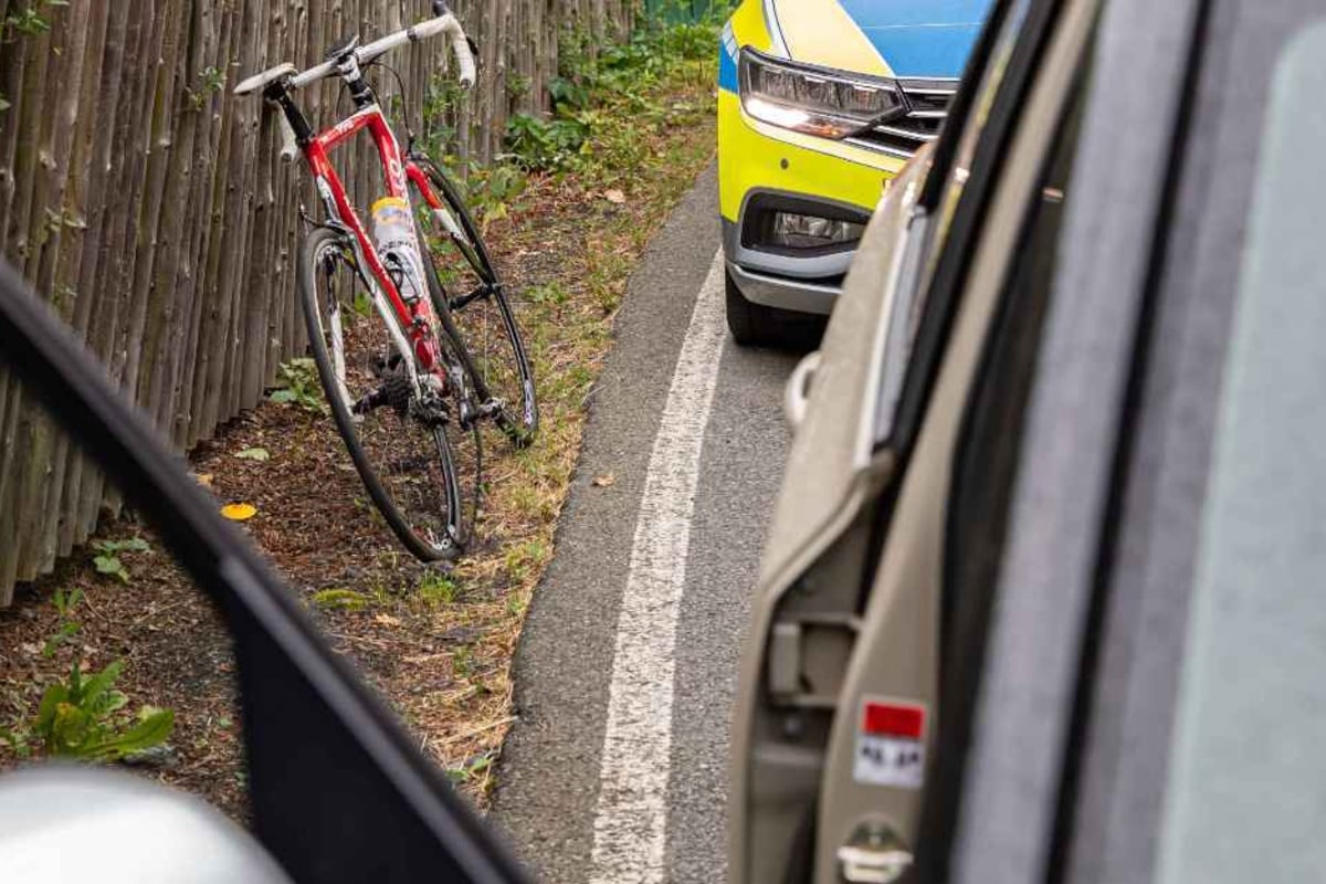 Unfall in Plauen: Radfahrer fliegt über Lenker in Auto-Heck