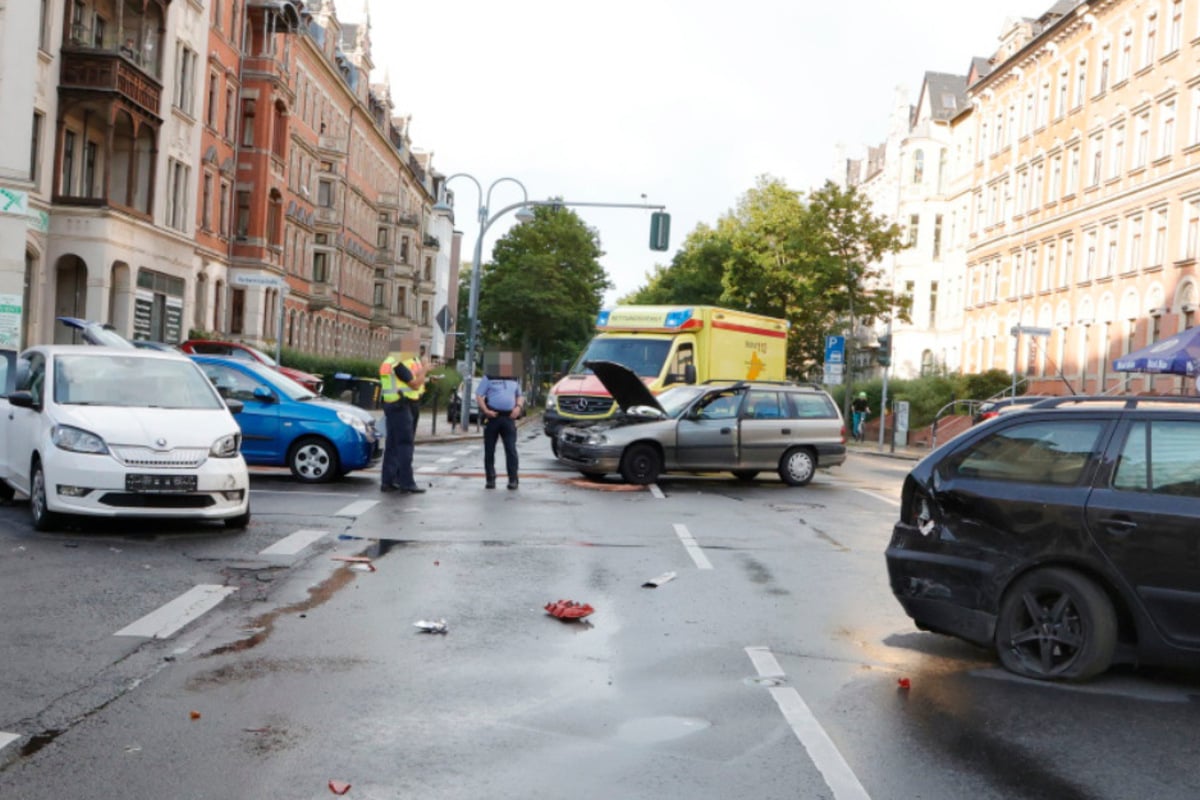 Kreuzungs-Crash mit vier Autos in Chemnitz