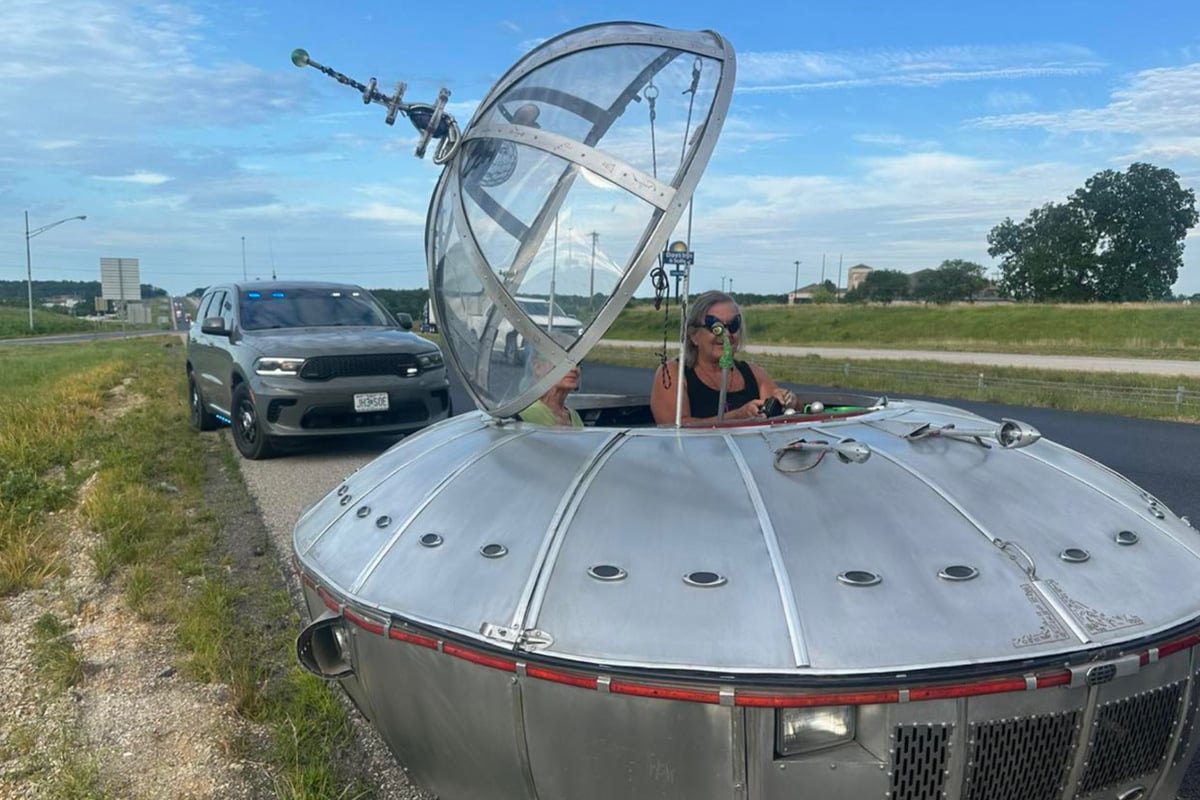 Ufo auf der Autobahn? Polizei stoppt futuristisches Fahrzeug!