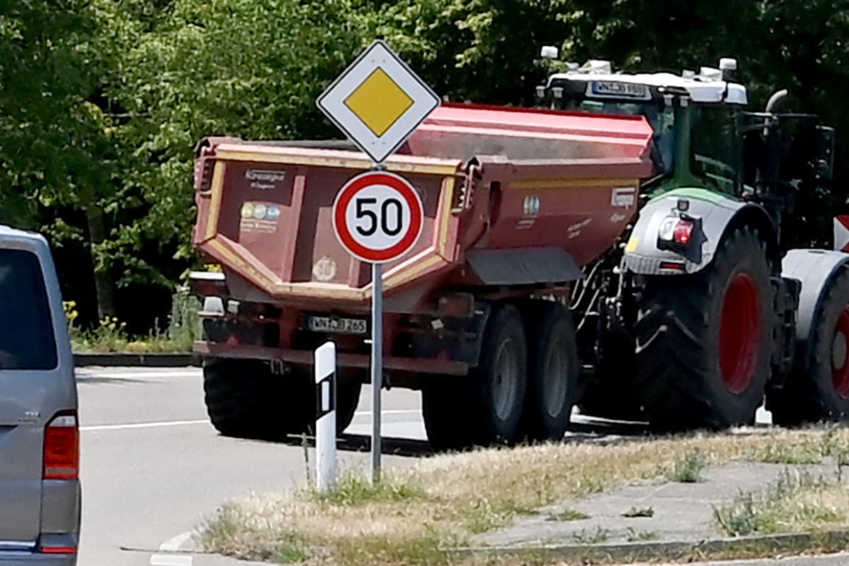 Teenager-ger-t-unter-Traktor-Anh-nger-Lebensgefahr