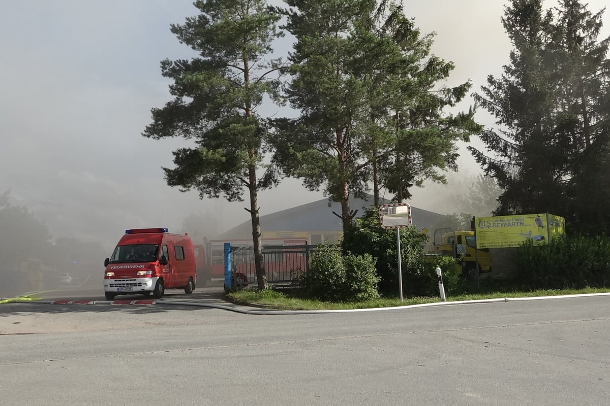 Marathon-Einsatz für Feuerwehr: Mehr als elf Stunden brennt es auf dem Recyclinghof