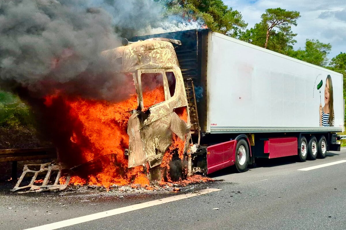 Flammen-lodern-aus-F-hrerhaus-Lkw-f-ngt-mitten-auf-Autobahn-Feuer