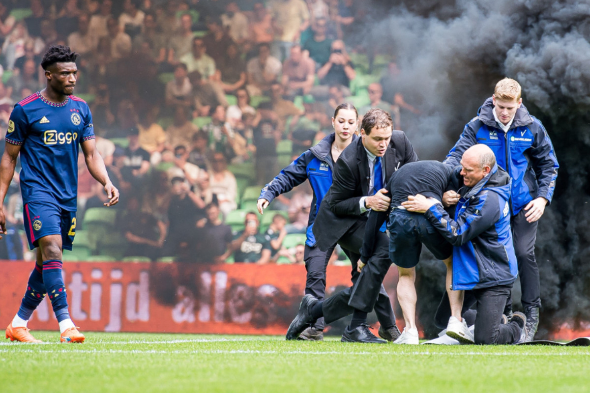 Wedstrijd Ajax Amsterdam moet worden gestaakt vanwege de rookbommen!