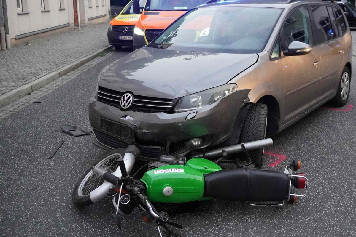Polo-Lenker-missachtet-Vorfahrt-Mopedfahrerin-16-verletzt