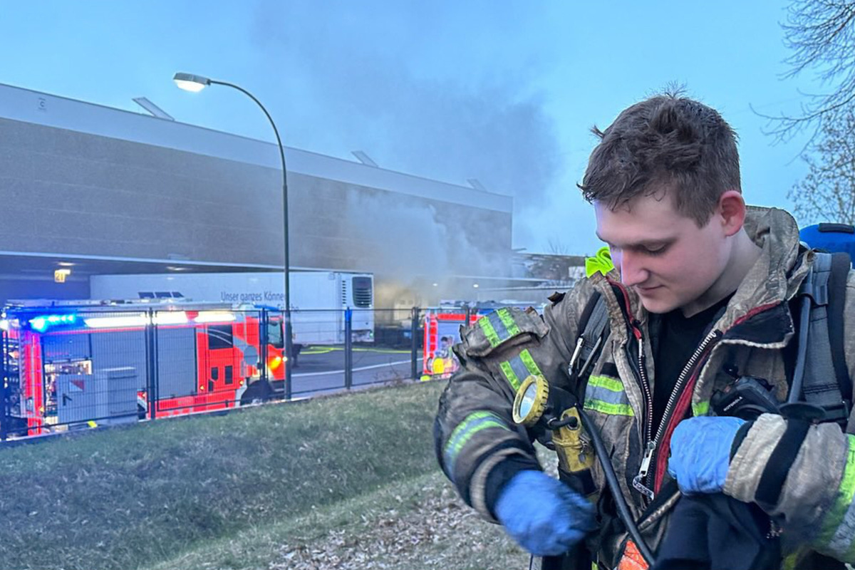 Großeinsatz der Feuerwehr in Wittenau: Lagerhalle in Flammen