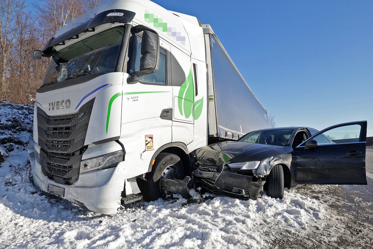 Unfall auf A4: Audi stößt mit Laster zusammen, Kind (2) leicht verletzt