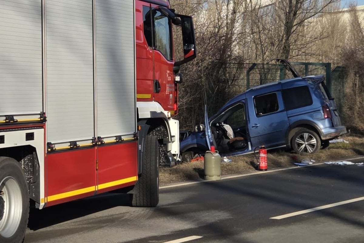 VW-berschl-gt-sich-mehrfach-Fahrer-bewusstlos-geborgen