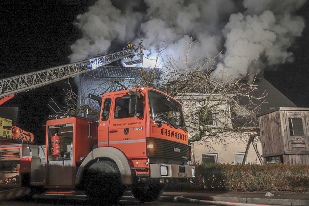 Zweifamilienhaus steht in Flammen: Feuerwehr löscht mit zwei Drehleitern