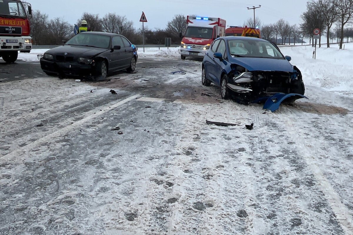 Zwei-Verletzte-nach-Autounfall-War-die-glatte-Stra-e-Schuld-