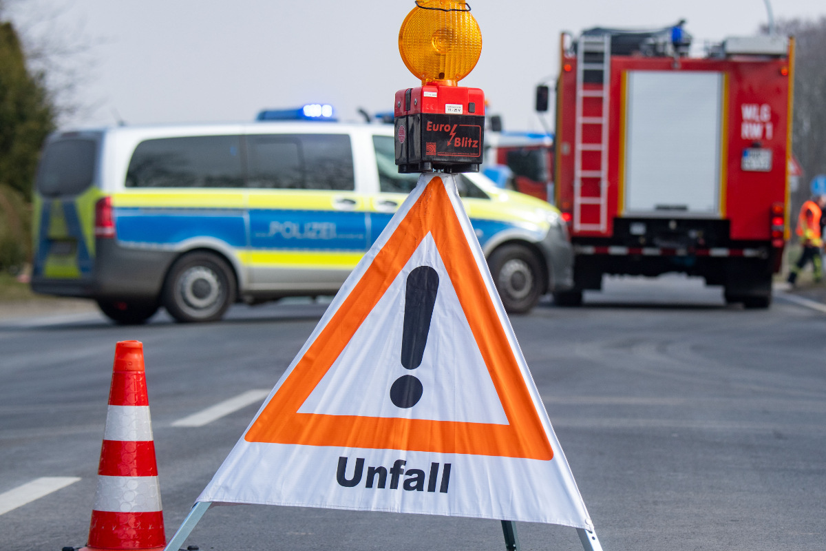 Wagen kracht in Gegenverkehr: Drei Männer schwer verletzt!