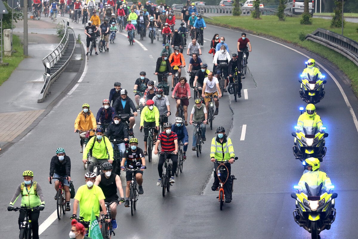 Niedersachsen Fridays For Future Plant Fahrraddemo Auf Der Autobahn 7 