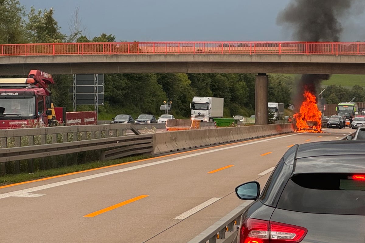 Feuerball auf der A4: Kleinbus brennt völlig aus