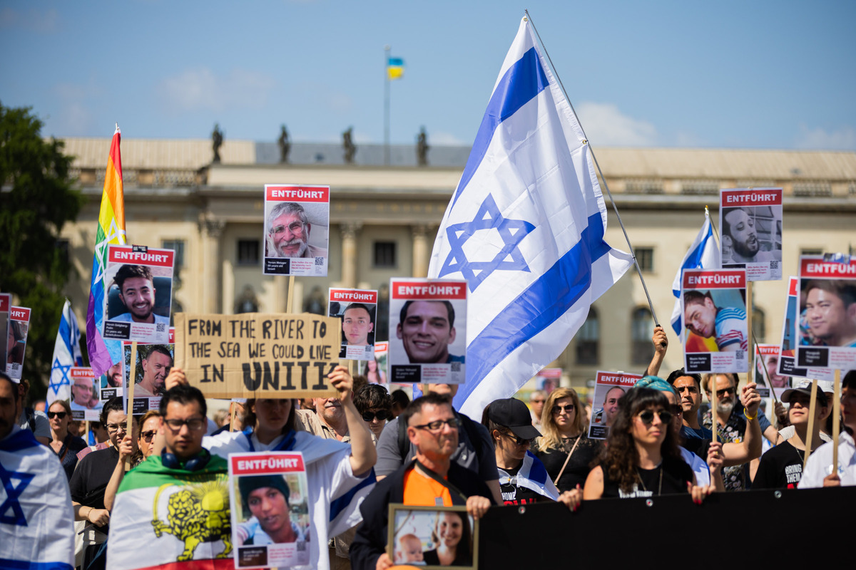 "Stoppt den Gaza Genozid": Pro-Palästina-Demo in Berlin