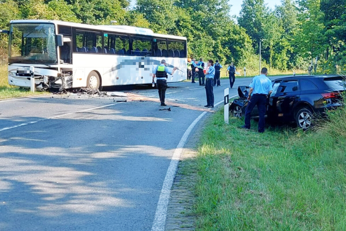 Auto kracht frontal gegen Schulbus: Fahrerin und Kinder verletzt!