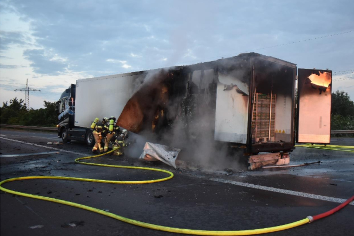 Sperrung auf A2: Lastwagen mit 350.000 Eiern in Brand!