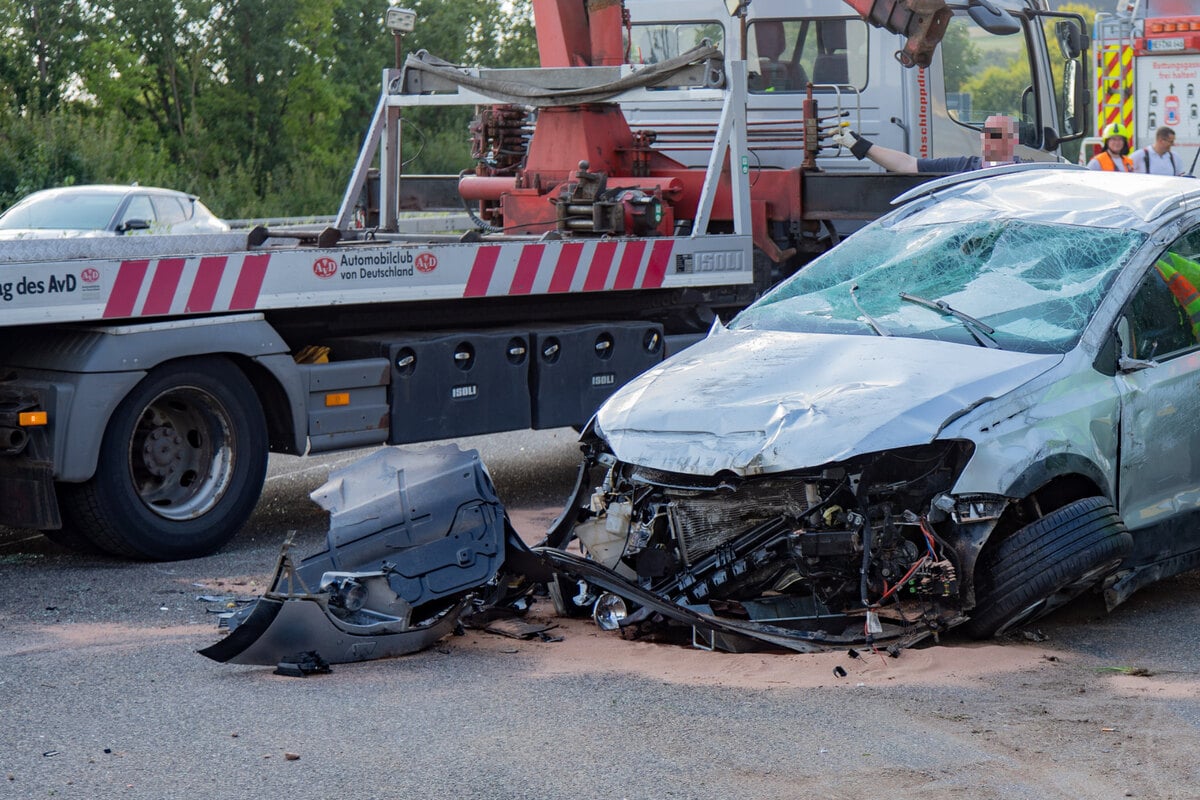 VW Polo rauscht in BMW: Zwei Schwerverletzte nach Unfall auf A7