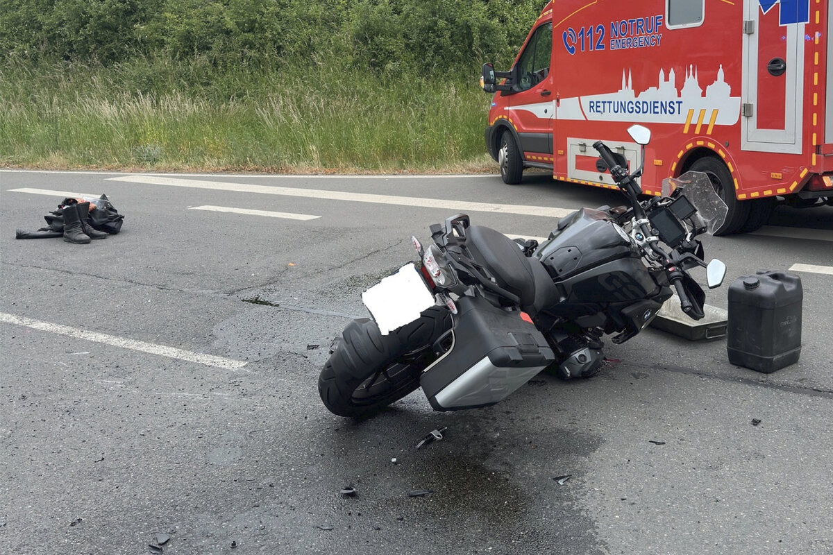 Auto und Motorrad stoßen zusammen: 47-Jähriger schwer verletzt