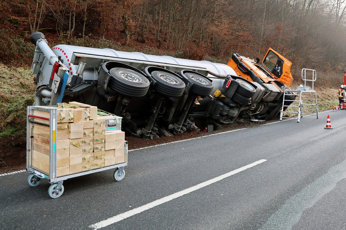 Lkw-umgekippt-26-000-Liter-Blutwasser-an-Bord