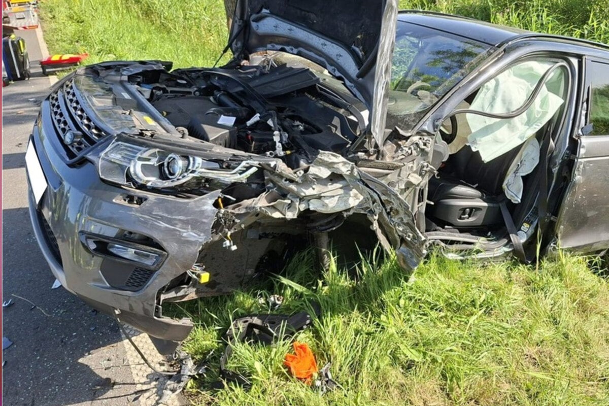 Heftiger-Crash-VW-kracht-in-Range-Rover-mehrere-Schwerverletzte
