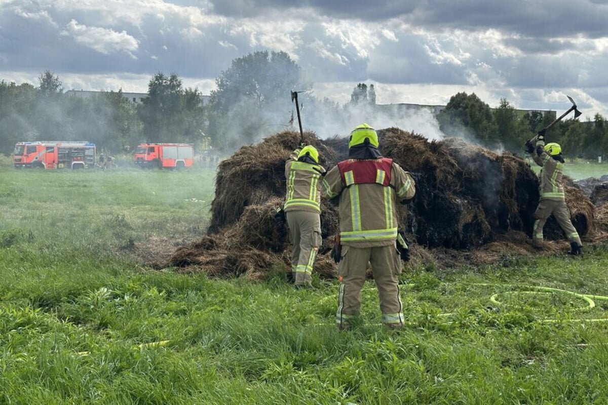 Feuerwehreinsatz in Lichtenberg: Heuballen stehen in Flammen