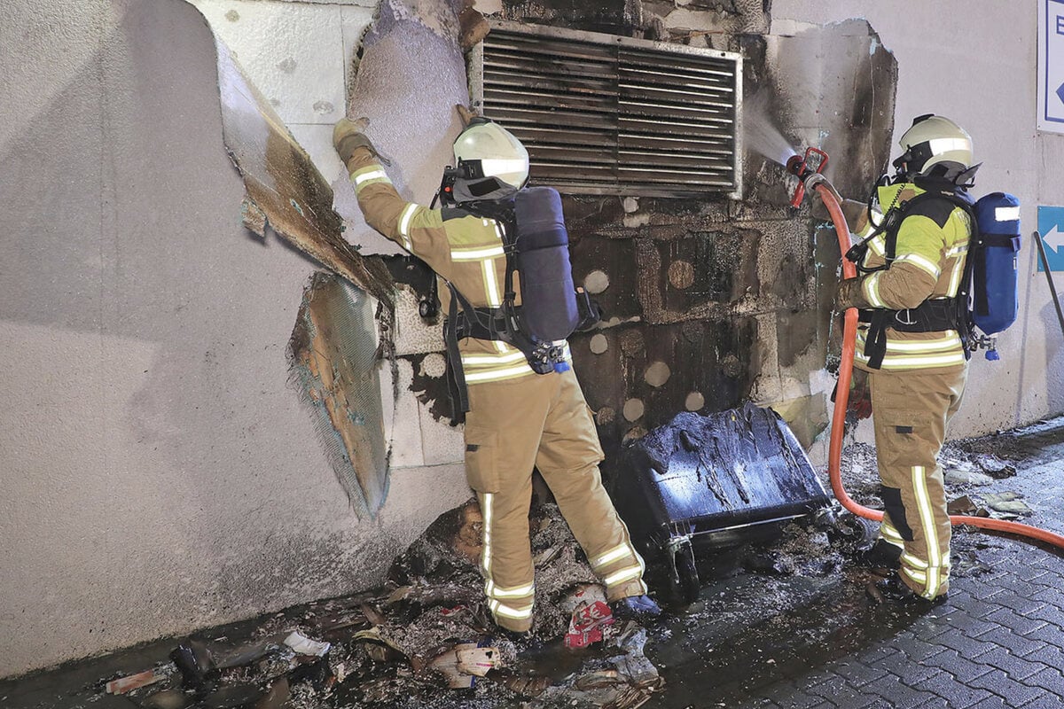 Brand im Dresdner Westen: Container in Flammen, Fassade beschädigt