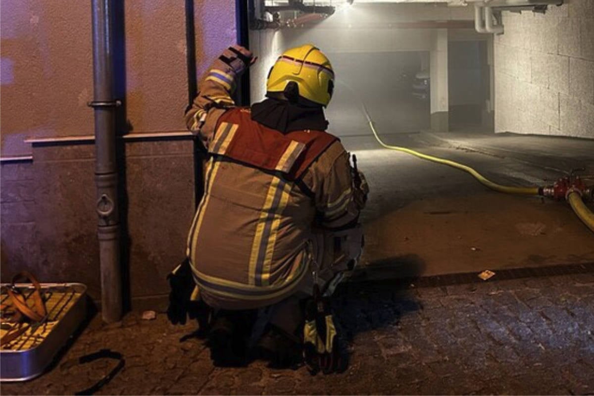 Feuer in Tiefgarage: Bewohner bei Löschversuch in Friedrichshain verletzt
