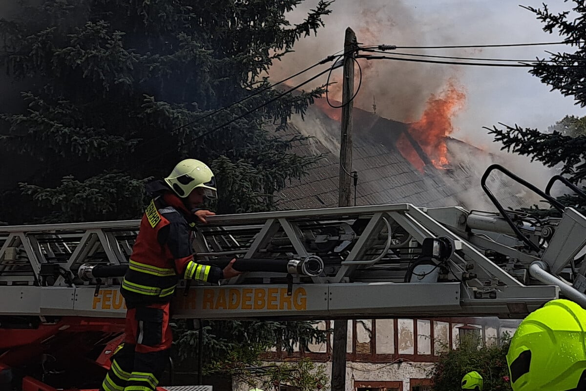 Wohnhaus in Flammen: "Mehrere Dutzend Feuerwehren" in Arnsdorf im Einsatz