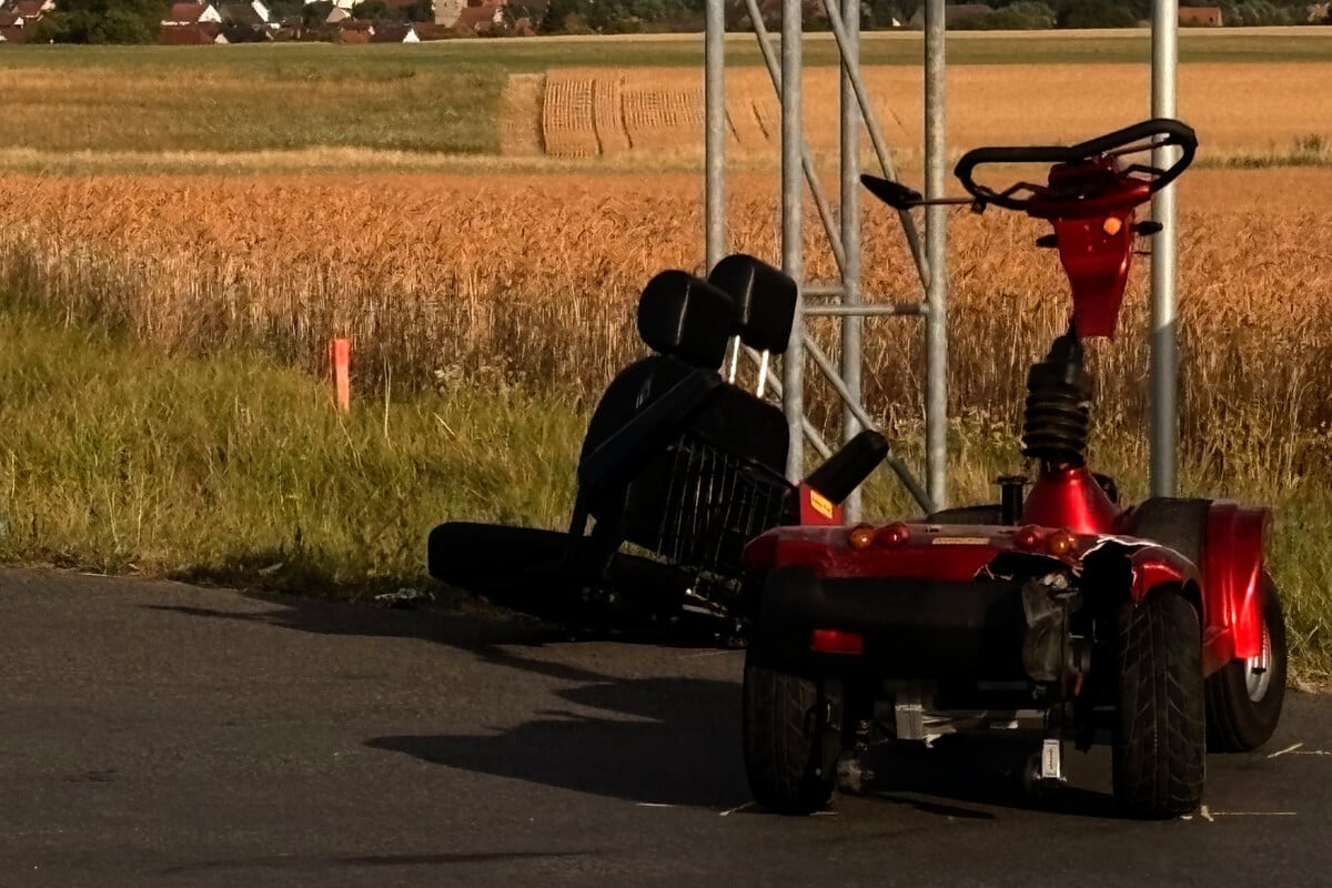 Kranken-Fahrstuhl-kracht-in-Citro-n-91-J-hriger-schwer-verletzt