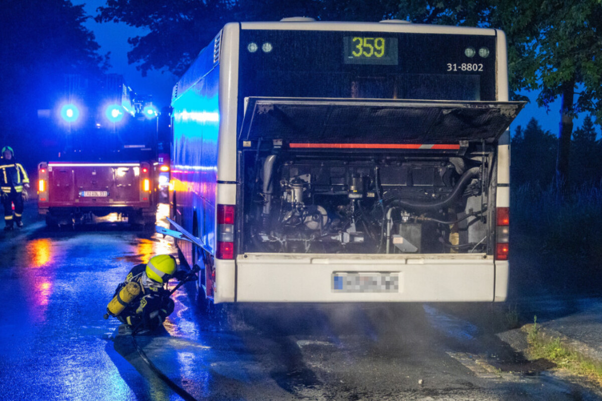 Flammen im Motorraum: Linienbus brennt im Erzgebirge