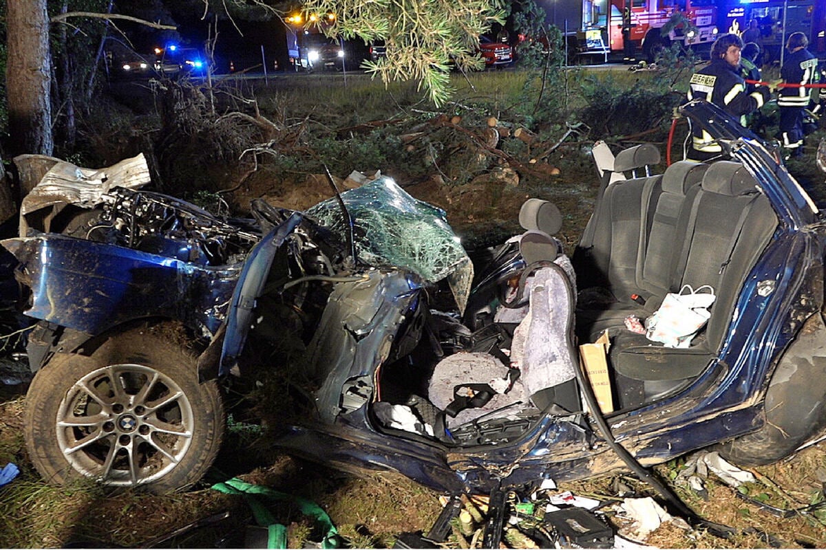 Tödlicher Horror-Crash auf der A24: Auto knallt gegen Bäume