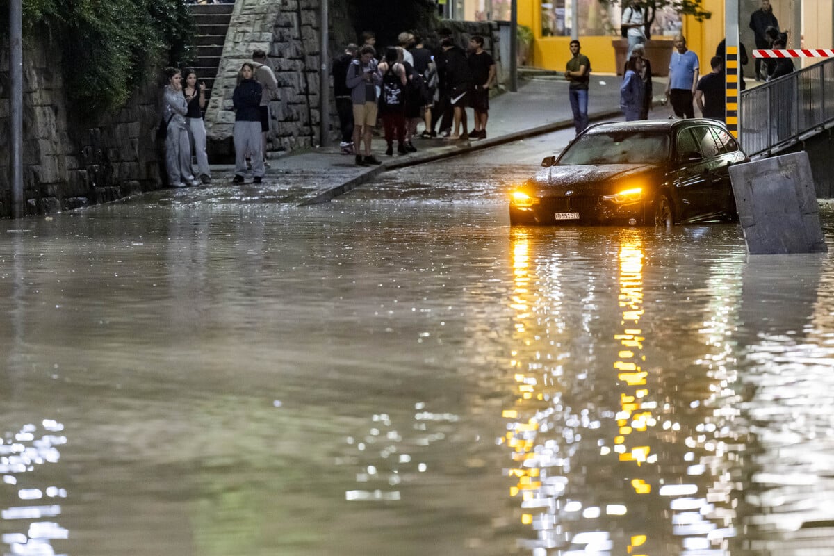 Gewitter und Starkregen nahe Deutschland: Überflutungen und etliche Wasserschäden