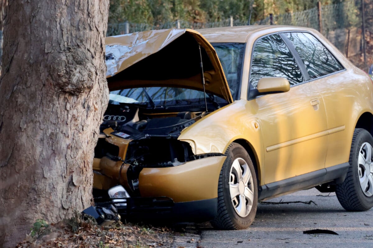 Baum-Crash-in-Chemnitz-Audi-Fahrer-schwer-verletzt